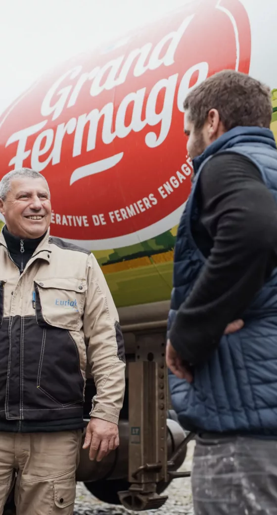 Eurial - 2 agriculteurs devant un camion de lait