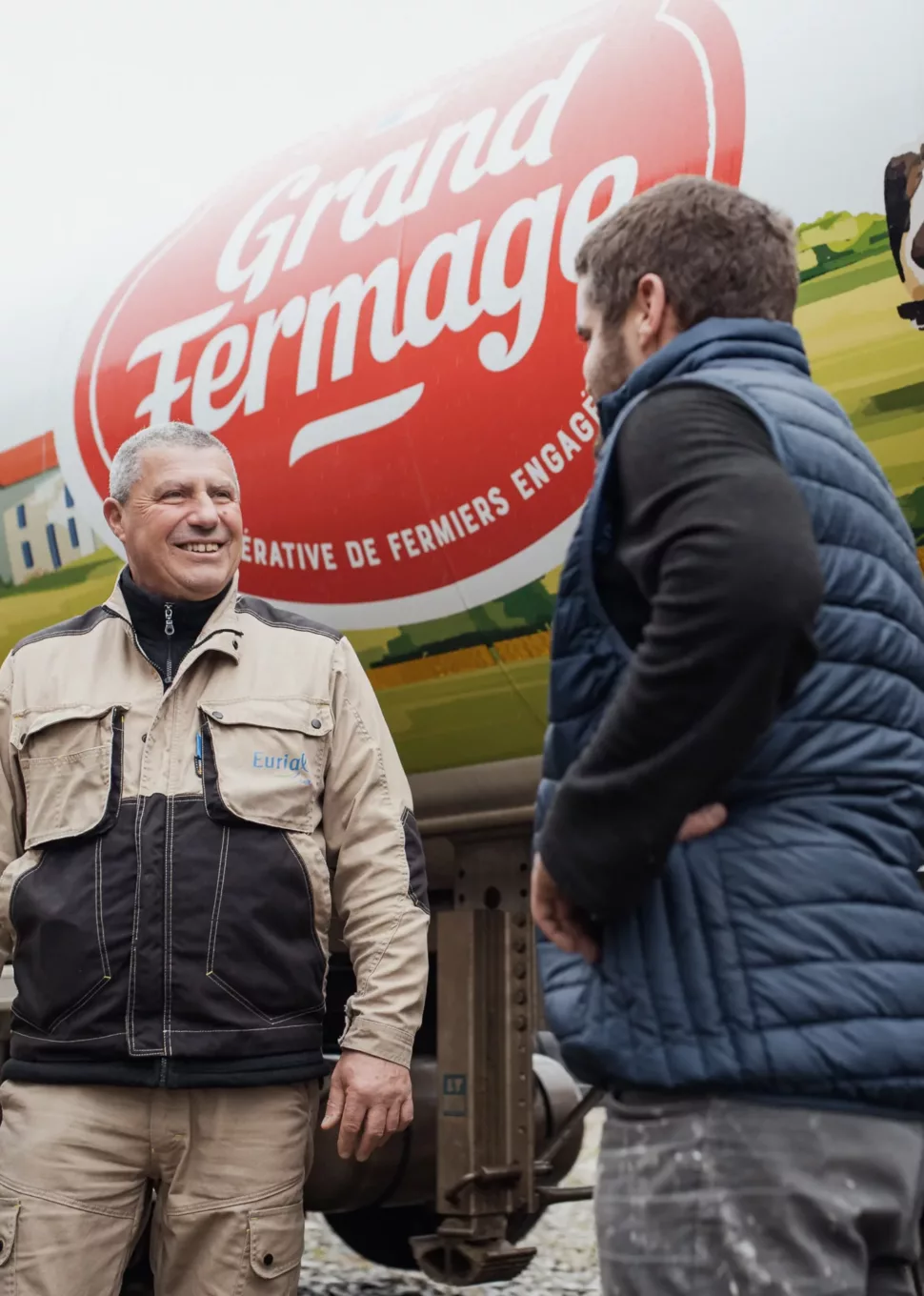 Eurial - 2 agriculteurs devant un camion de lait