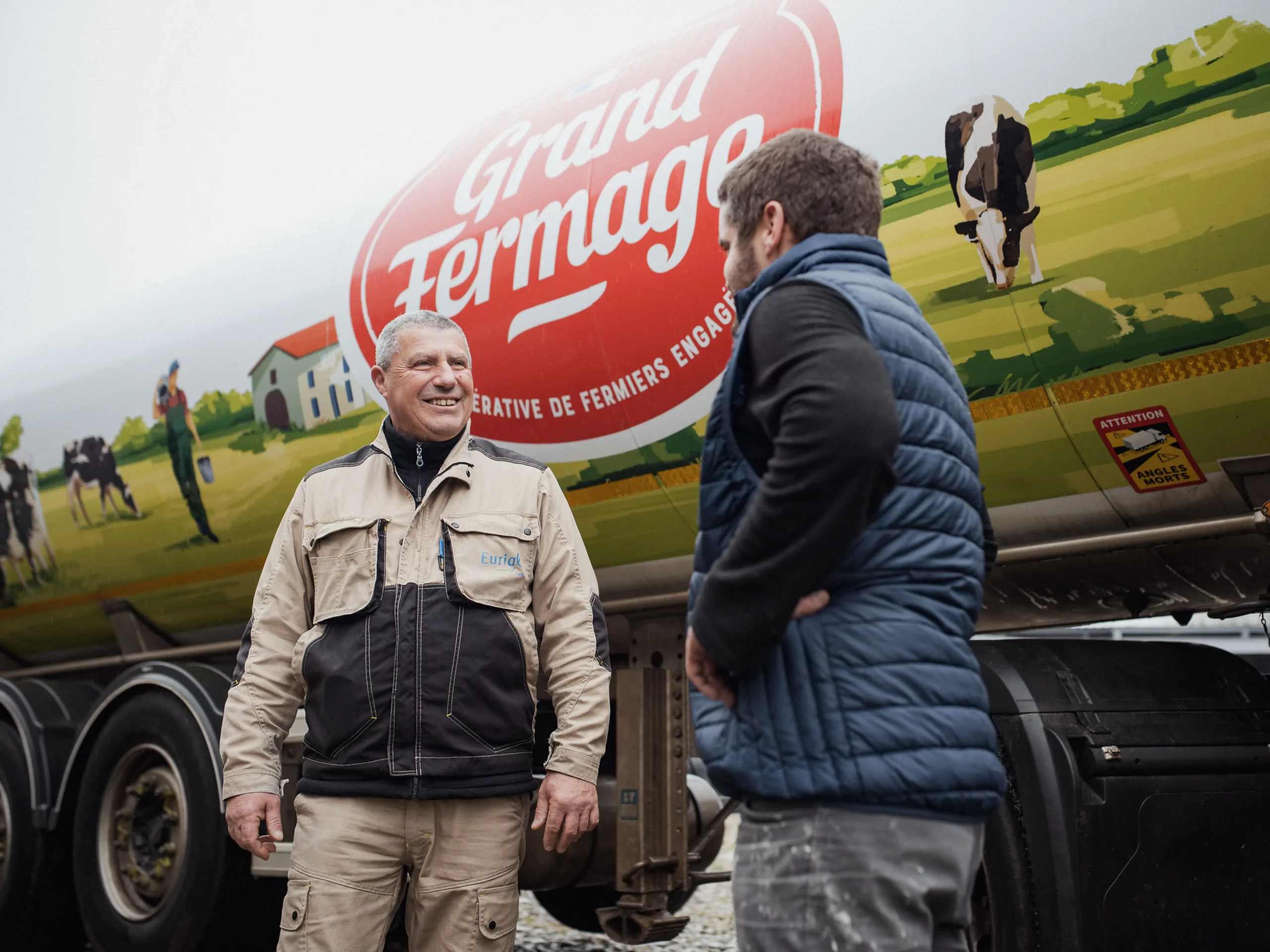 Eurial - 2 agriculteurs devant un camion de lait