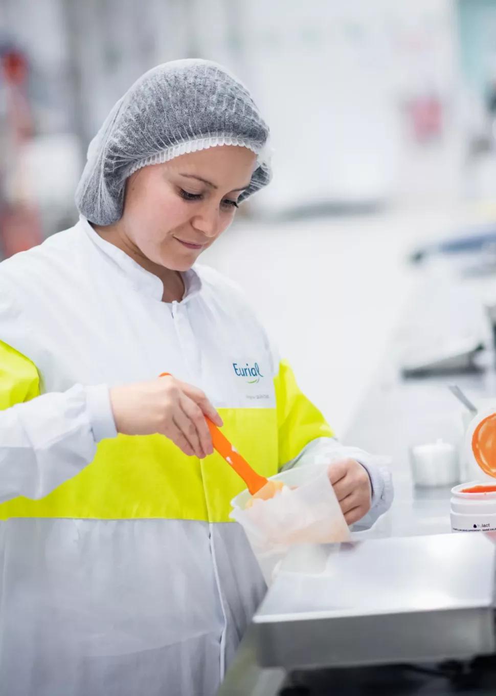 Une personne en usine qui prépare une recette