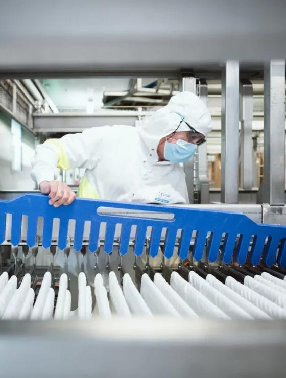 Une personne travaillant dans une usine