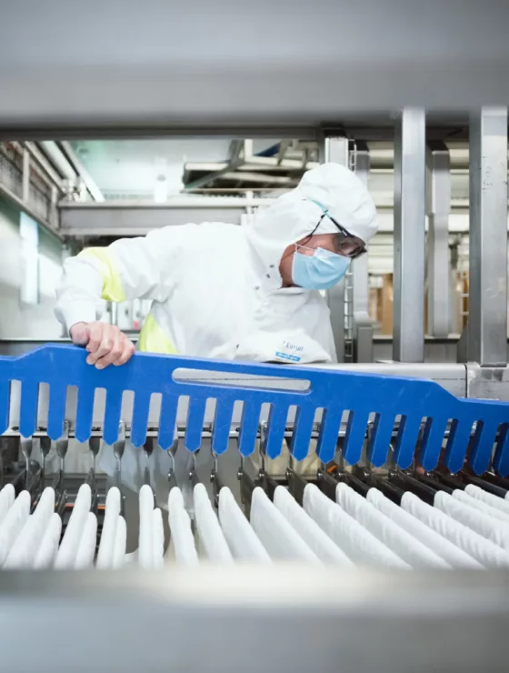 Une personne travaillant dans une usine