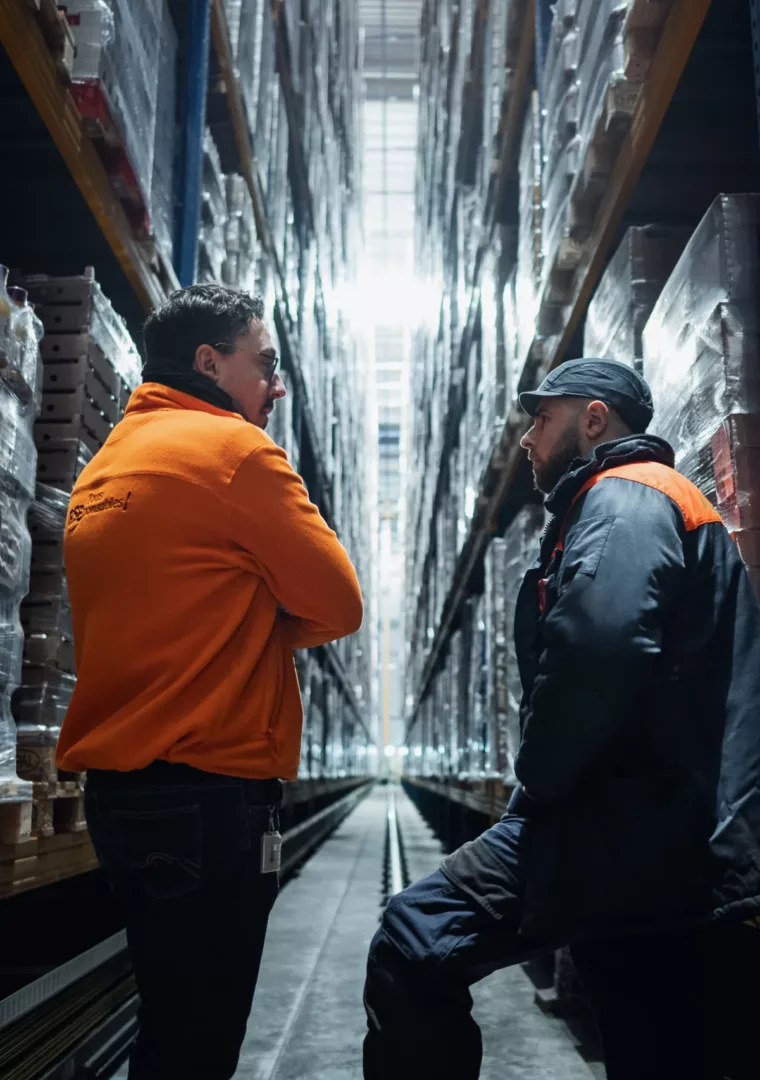 Deux personnes dans un centre logistique