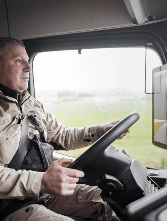 Un homme au volant d'un camion