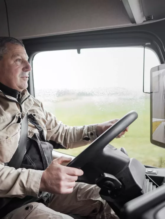 Un homme au volant d'un camion