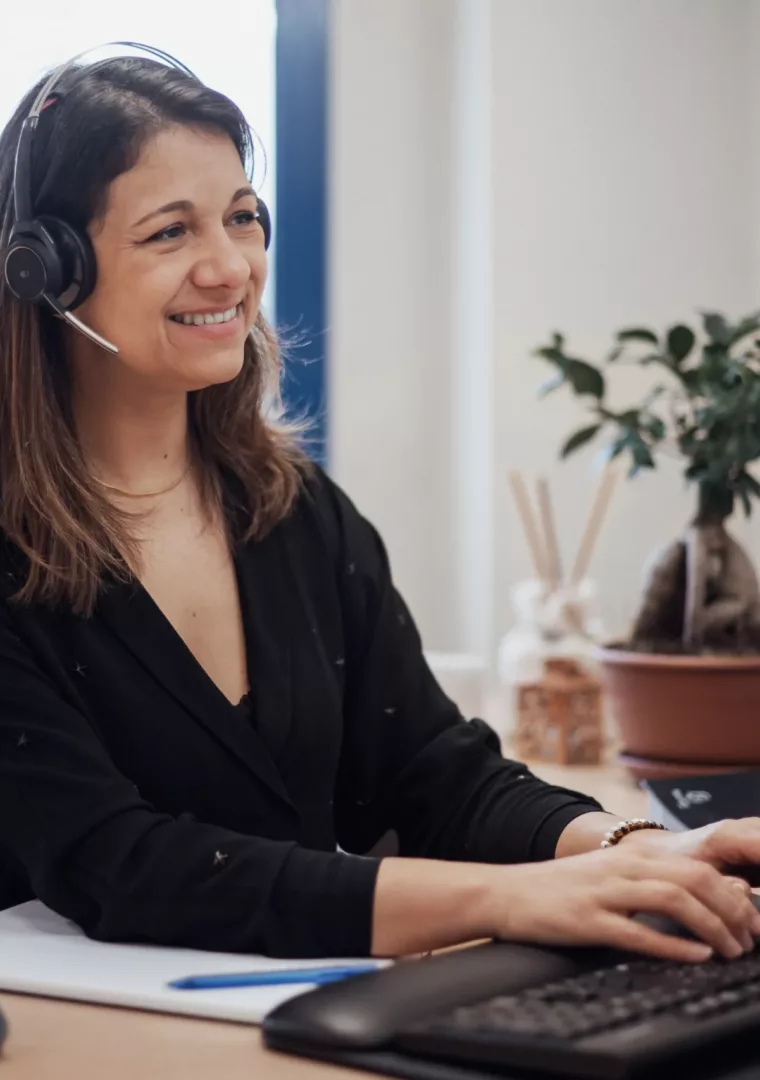 Une femme à son bureau qui travaille