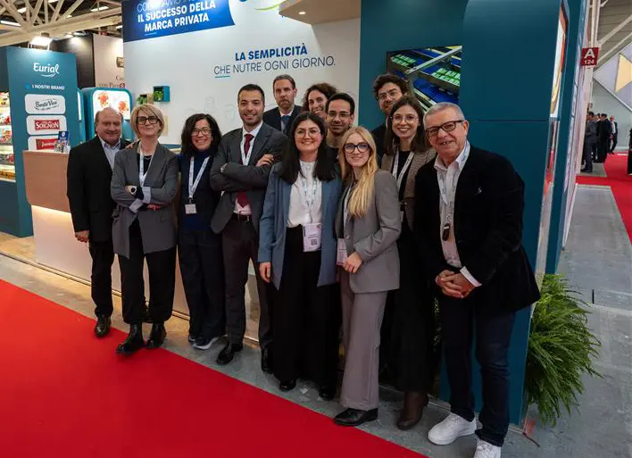 équipe devant le stand au salon marca